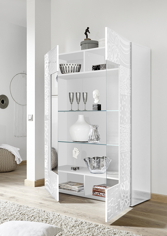 Sala completa di tavolo, madia 3 ante e vetrina in bianco laccato lucido serigrafato