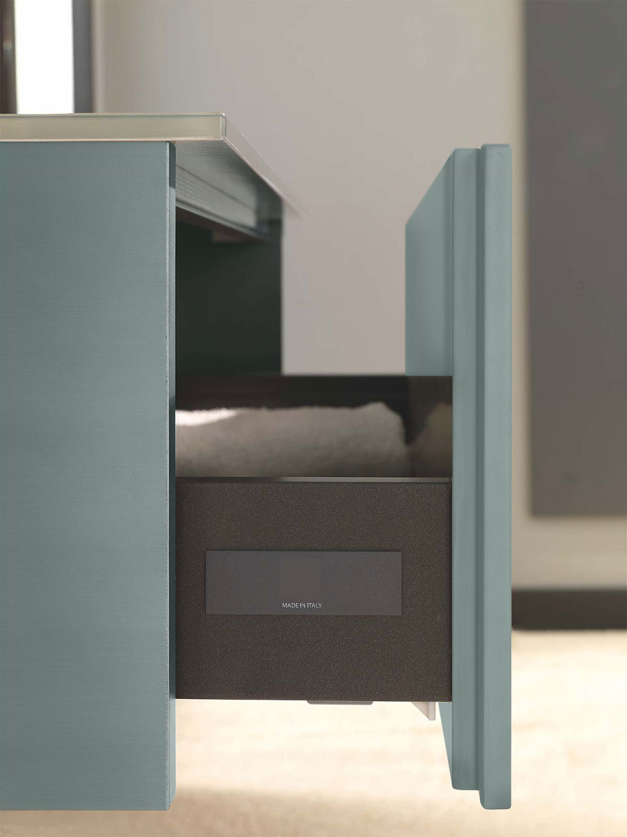 Mobile bagno con lavabo integrato con cassetto, finitura Grigio Traffico e satinato Terra