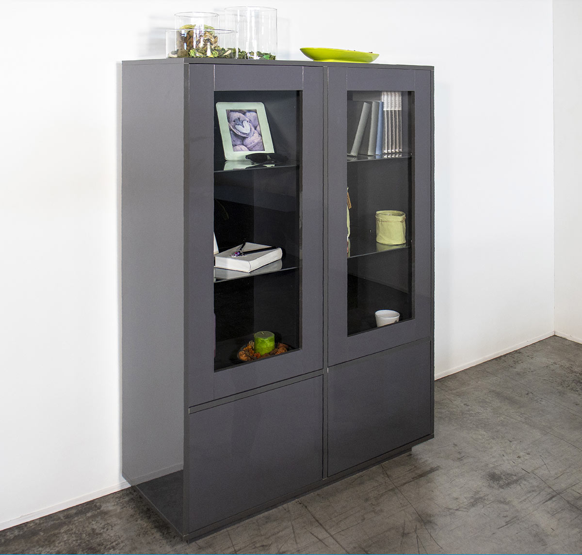 Vetrina di design in finitura antracite laccata lucida