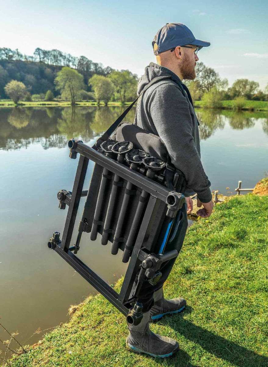 Sedia Preston Absolute 36 Feeder Chair, blu e nera  in offerta