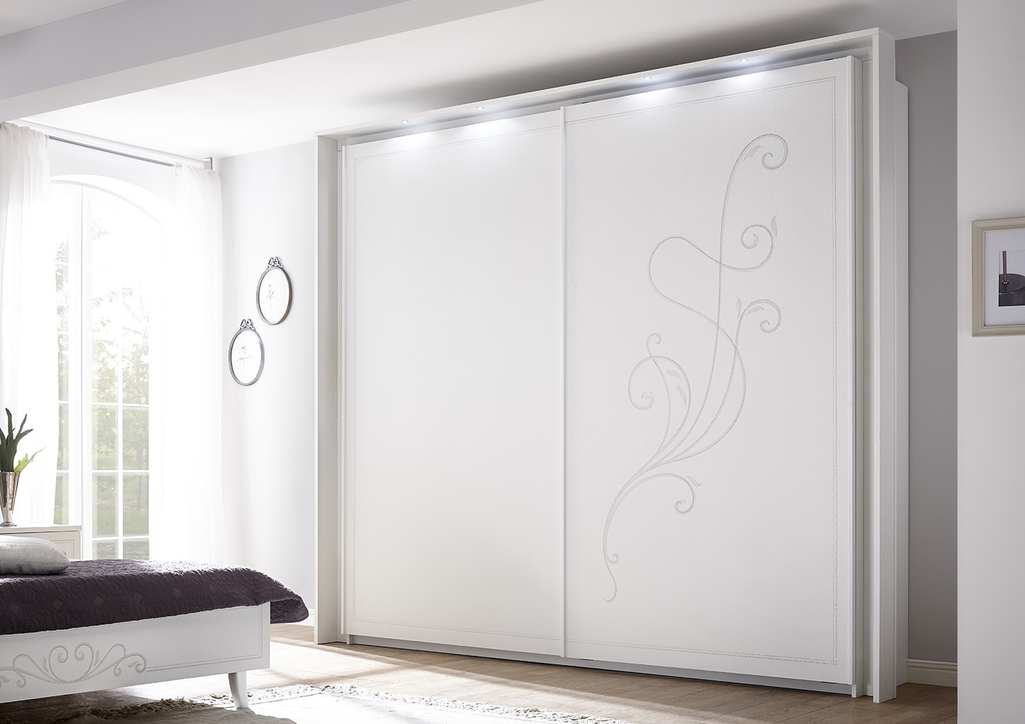 Camera completa moderno e di design, bianco con decoro