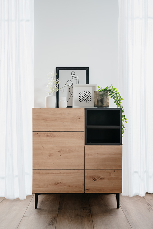 Credenza Madia moderna Glesborg con 2 ante e un vano a giorno in finitura Rovere e Nero carbone