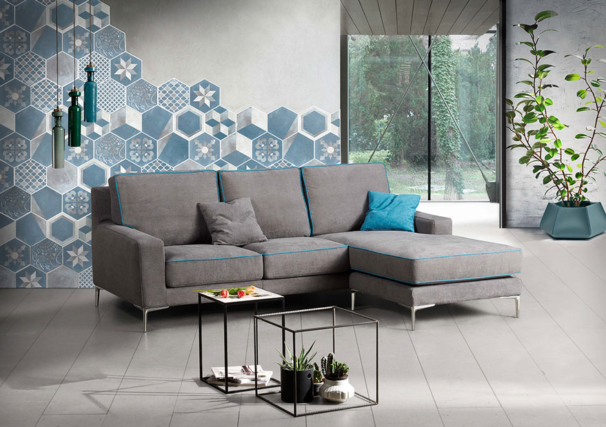 Divano Tor a 3 posti con penisola e presa USB integrata, tessuto Grigio con bordino Azzurro