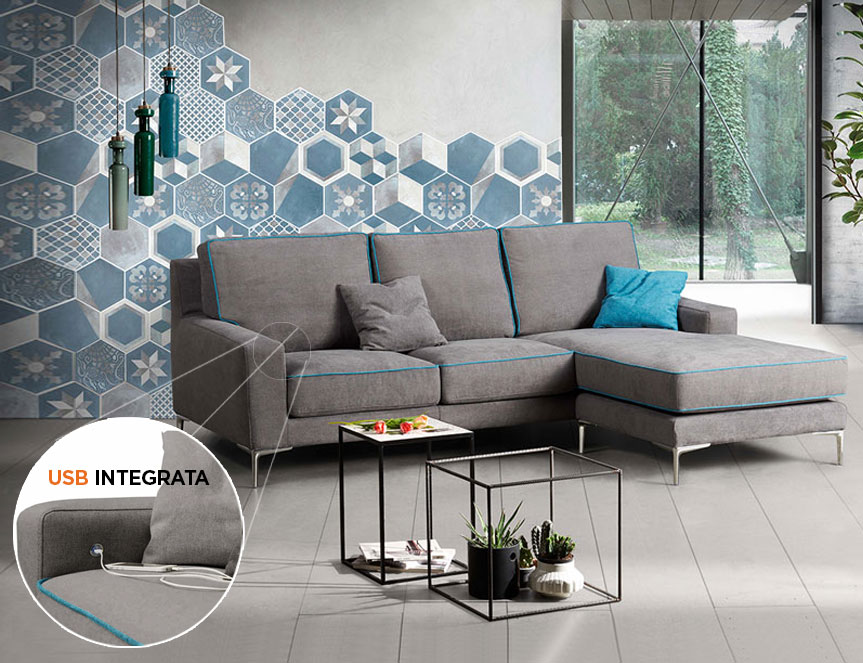 Divano Tor a 3 posti con penisola e presa USB integrata, tessuto Grigio con bordino Azzurro