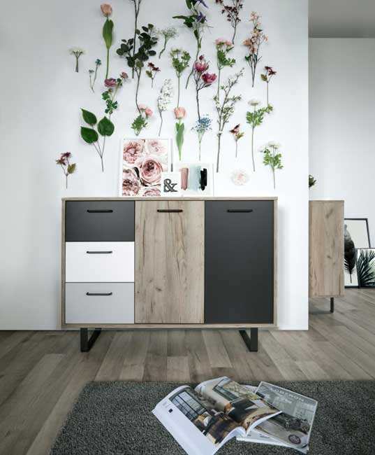 Madia Lappo con gambe in metallo, 2 ante, 3 cassetti, finitura Quercia, Bianca, Grigio e Antracite L 120