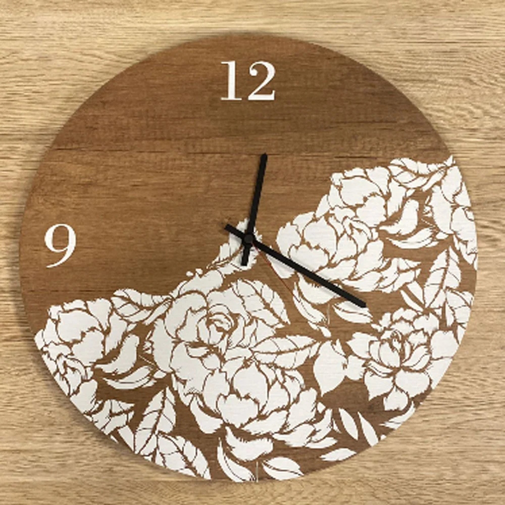 Orologio Tomasella in legno con decori a fiori bianchi