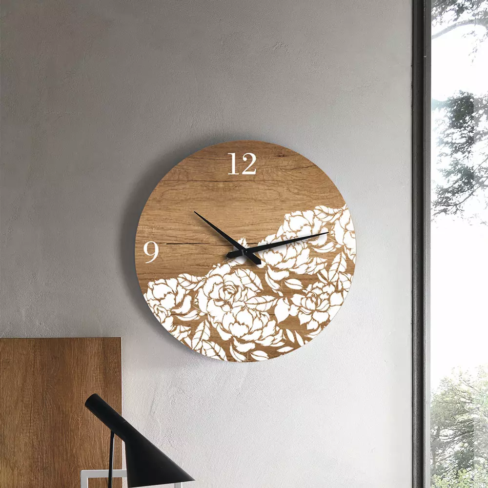 Orologio Tomasella in legno con decori a fiori bianchi