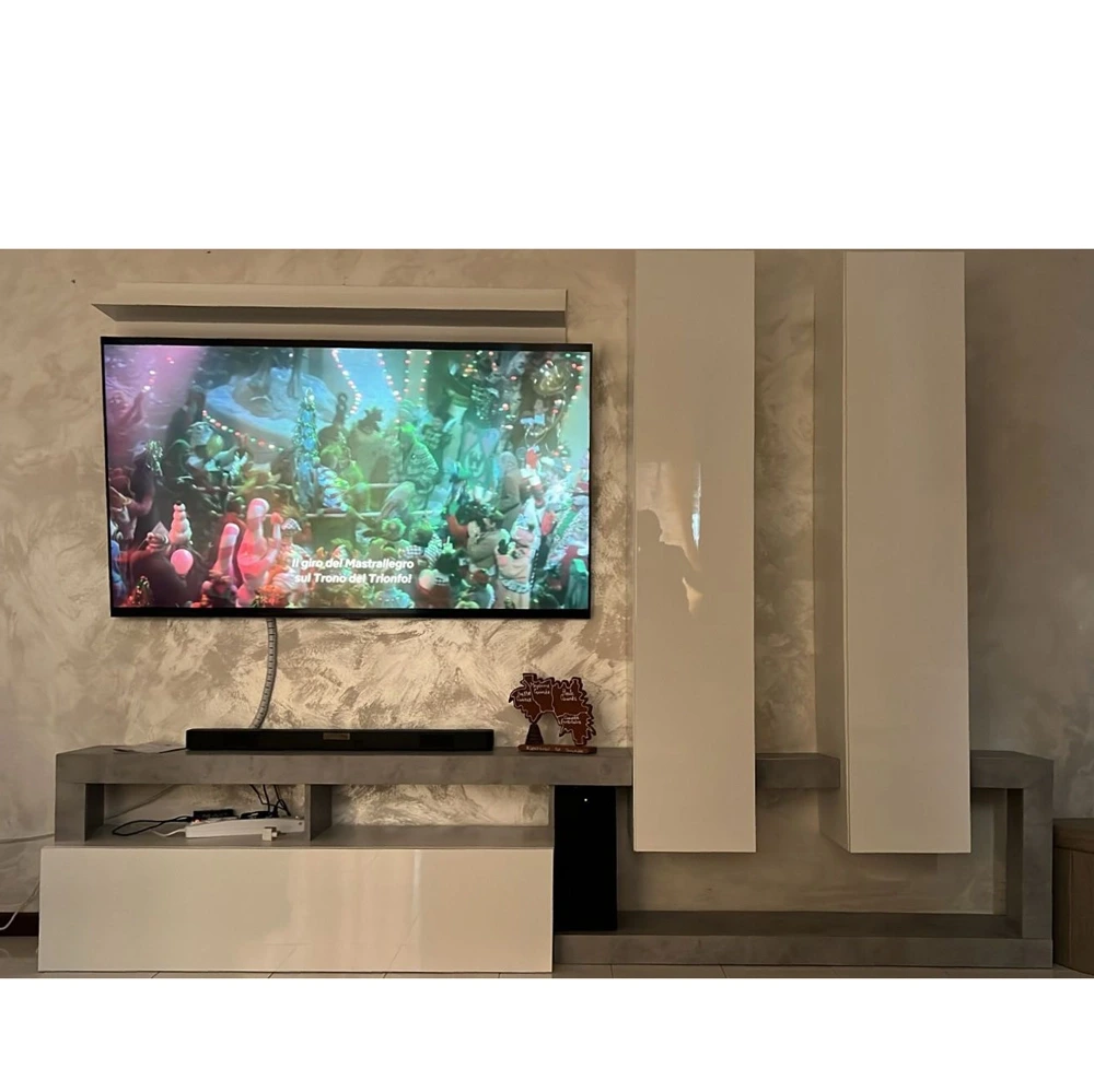 Soggiorno moderno con parete attrezzata e madia a 2 ante in finitura bianco lucido e cemento