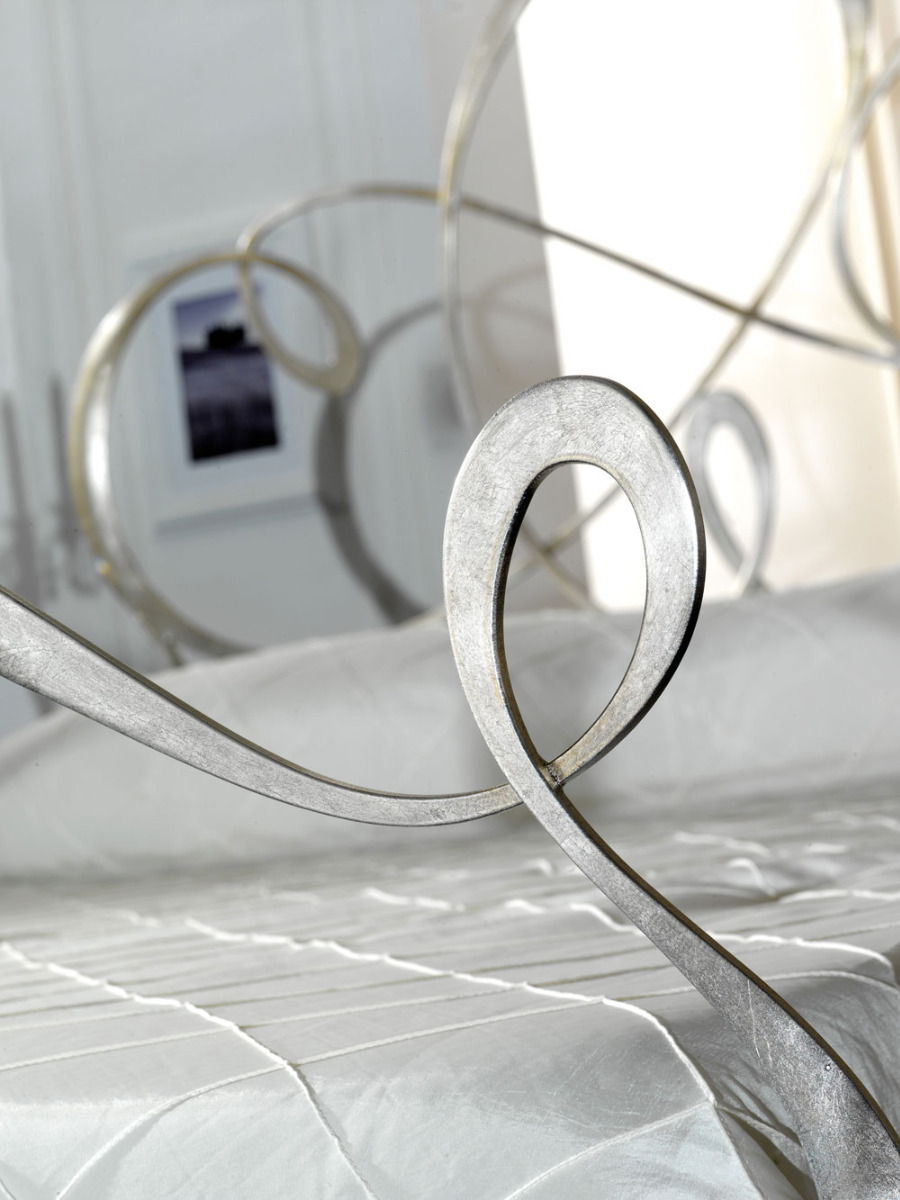 Letto matrimoniale grigio polvere in ferro