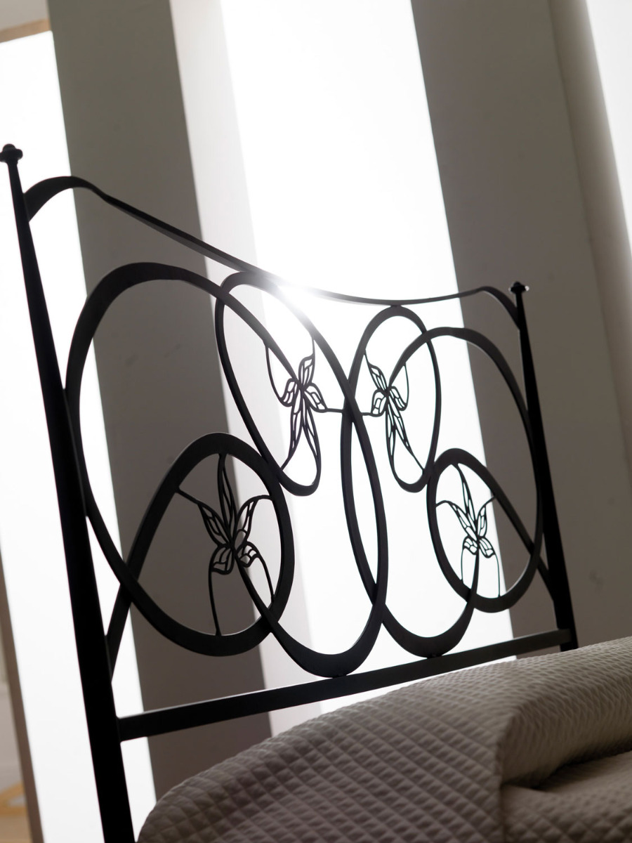 Letto  in ferro grigio polvere