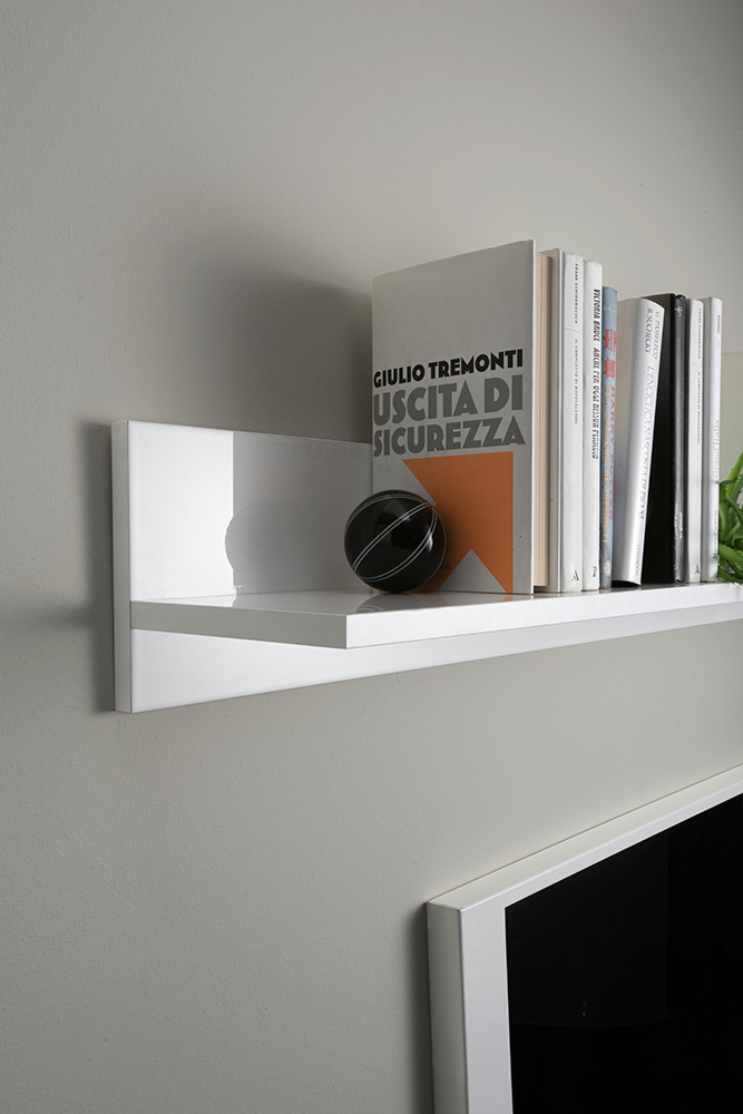 Parete attrezzata con 1 pensile verticale, una ribalta e una mensola in finitura bianco laccato lucido e pero
