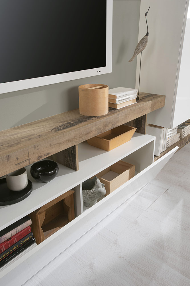 Soggiorno moderno con parete attrezzata e madia a 2 ante in finitura bianco lucido e pero