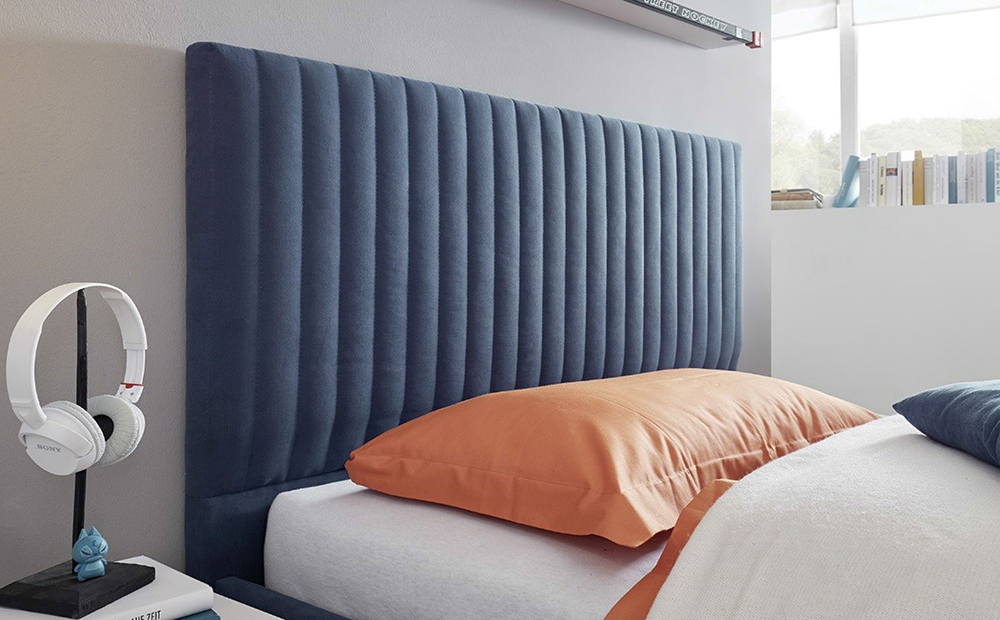 Letto matrimoniale Vertigo in tessuto blu imbottito, testiera a righe