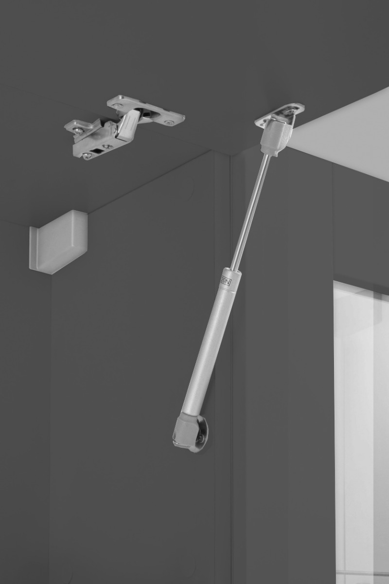 Parete attrezzata con 1 vetrina, 2 colonne e 2 pensili orizzontali, finitura Antracite lucido 