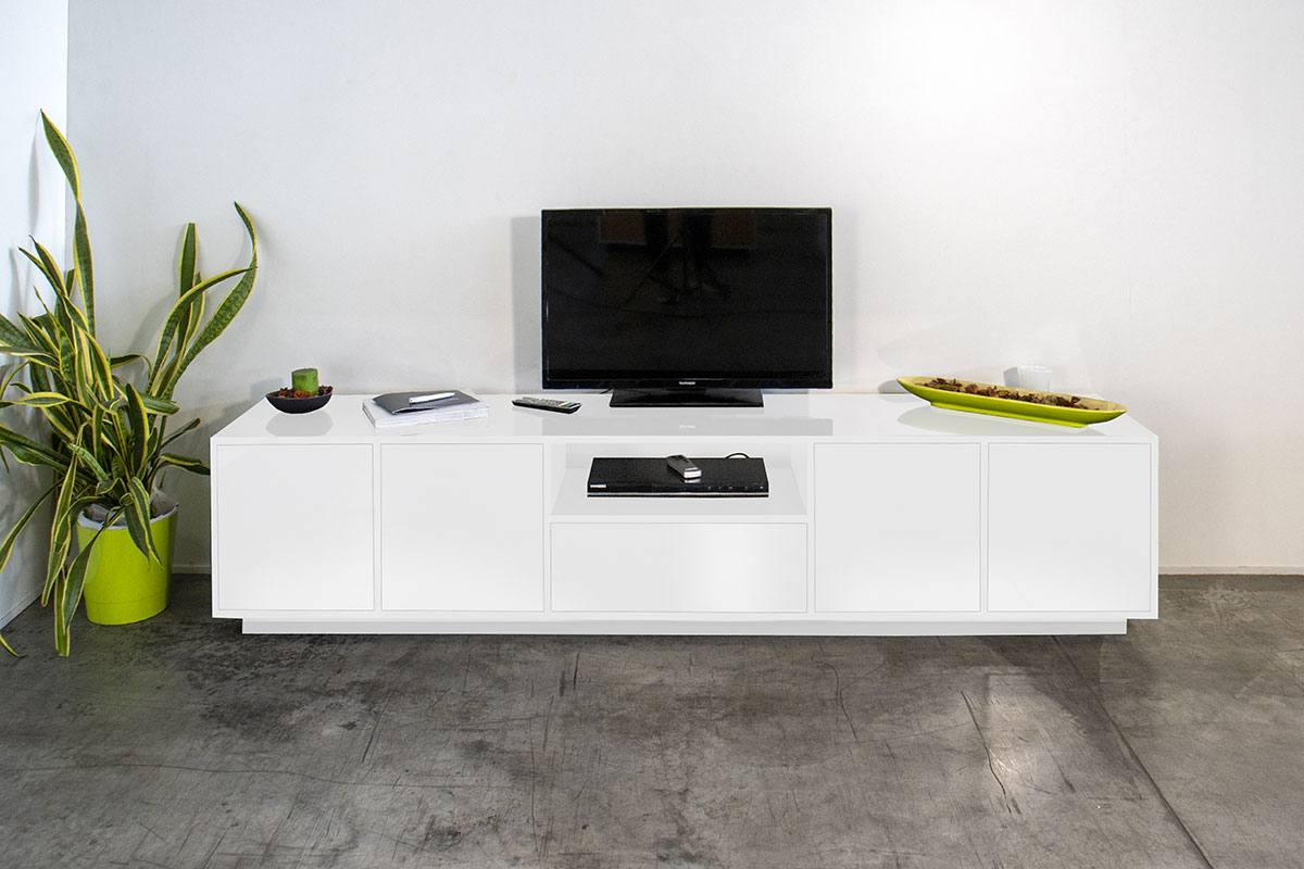 Porta tv di design con cassetto centrale e quattro ante laterali in finitura bianco laccato lucido