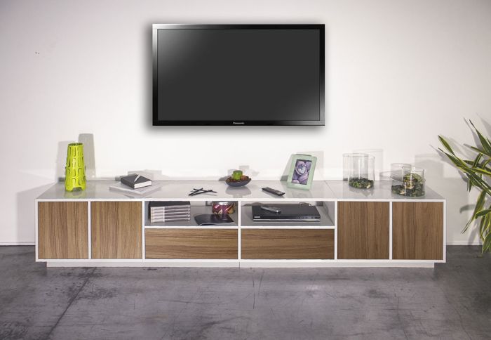 Salotto con madia e porta TV finitura bianco lucido e noce caracalla 