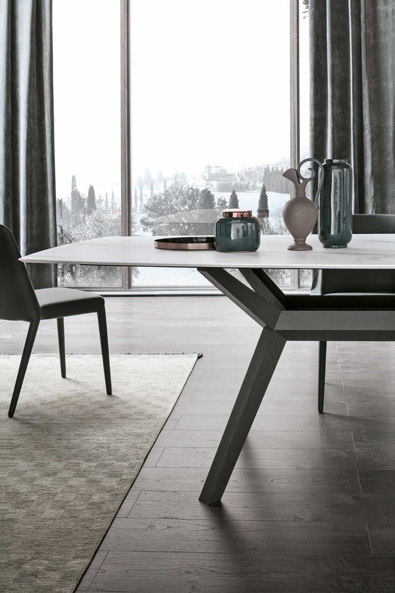 Tavolo di prestigio con piano materico cemento chiaro