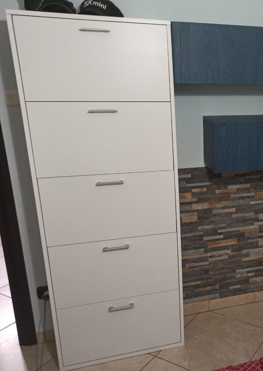 Conveniente Scarpiera salvaspazio, colore bianco, 5 ante a ribalta, made in Italy