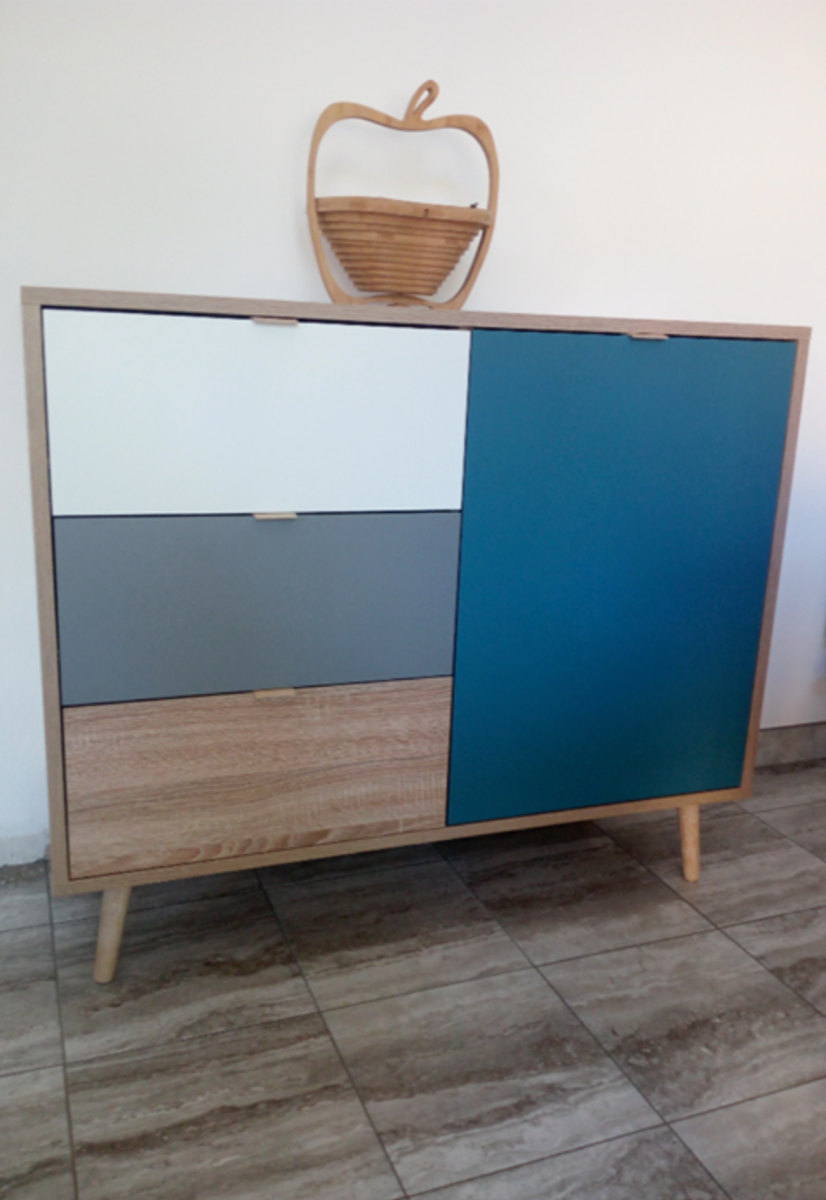 Madia Lavik stile nordico, 1 anta 3 cassetti, finitura Quercia, Bianca, Petrolio e Grigia