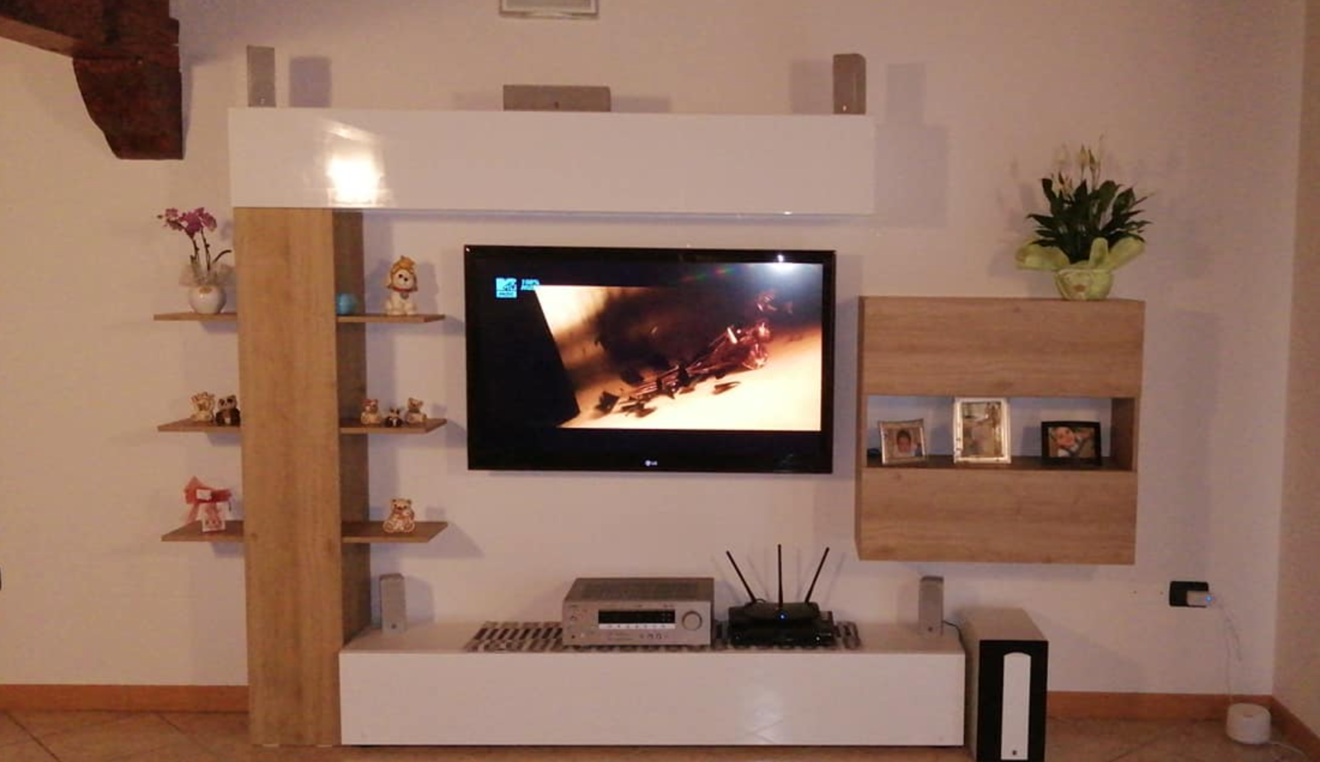 Parete con pensili, libreria e vano a giorno, Bianco Laccato Lucido e Rovere cadiz