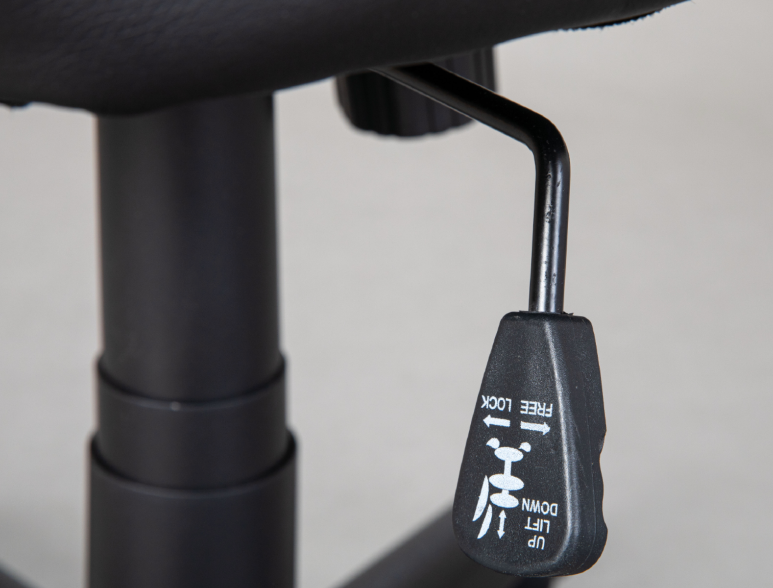 Poltrona da gaming di colore nero, rosso e bianco