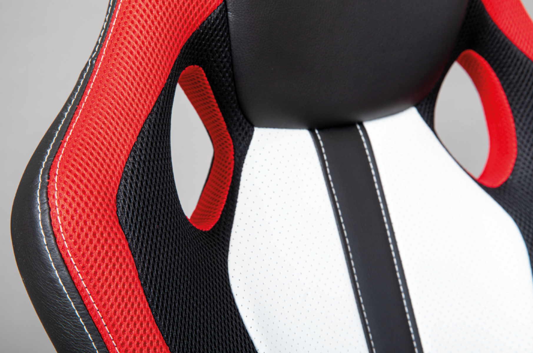 Poltrona da gaming di colore nero, rosso e bianco