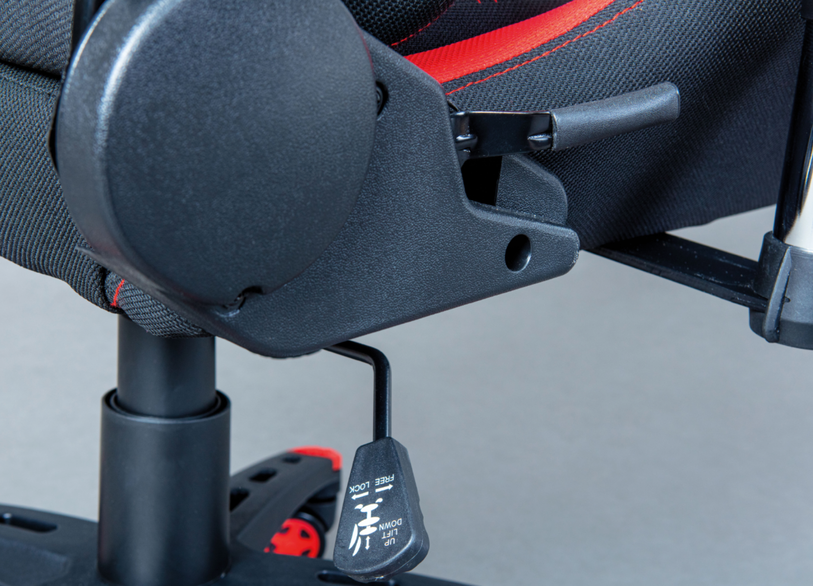 Poltrona da gaming in ecopelle nero/rossa, ruote con freno