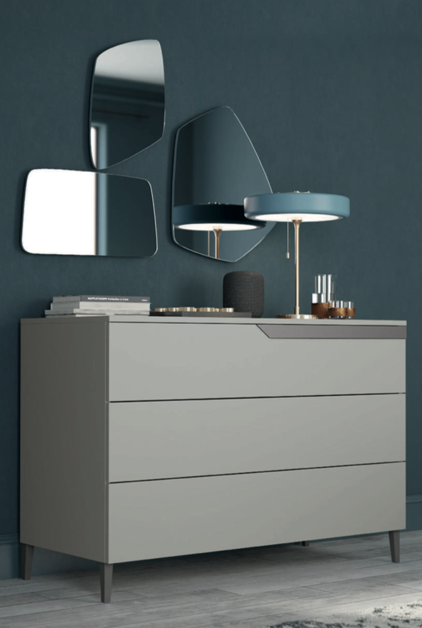 Comò moderno con apertura push-pull e piedini in finitura Grigio dorian