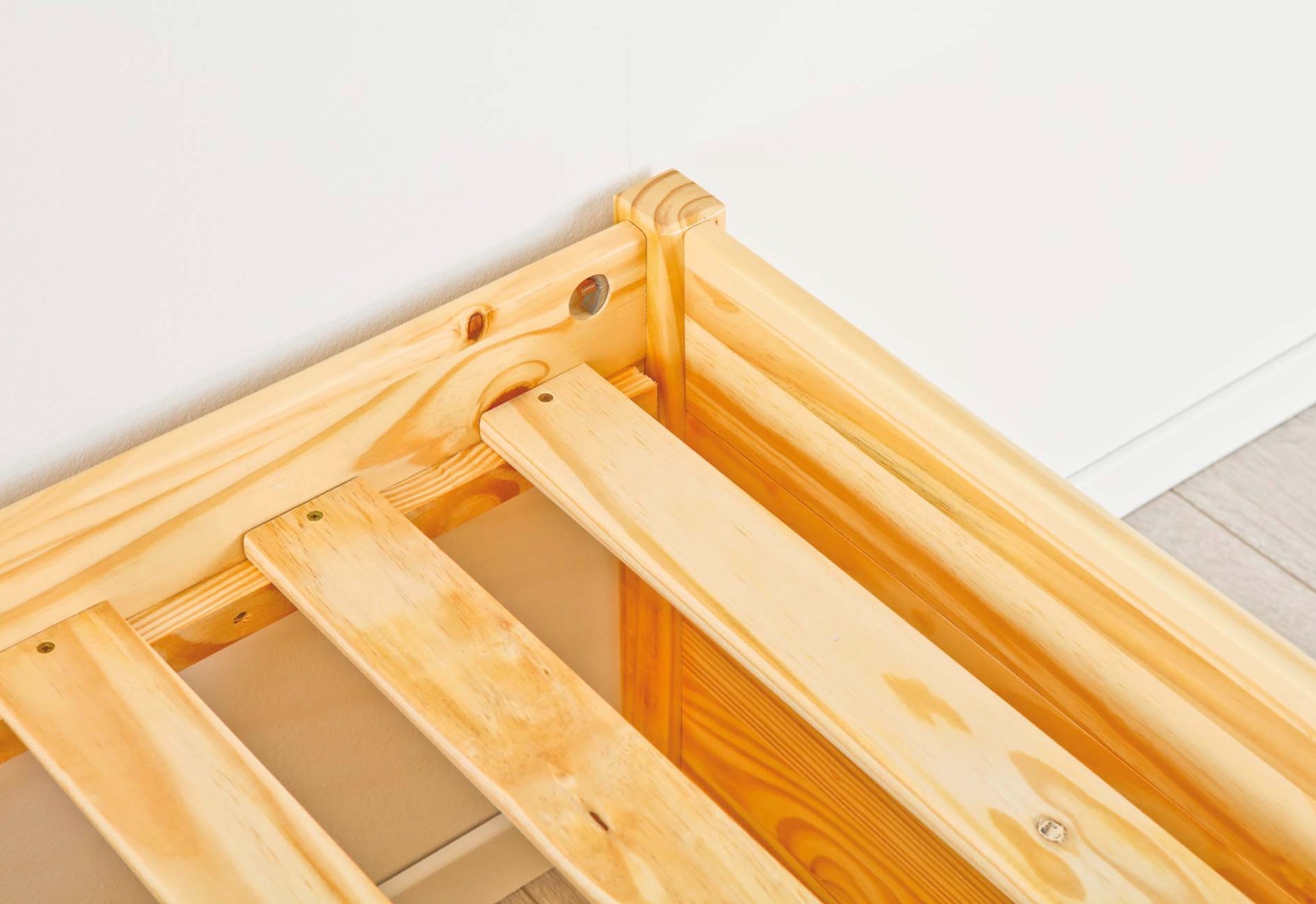 Letto con contenitore e comodino incluso