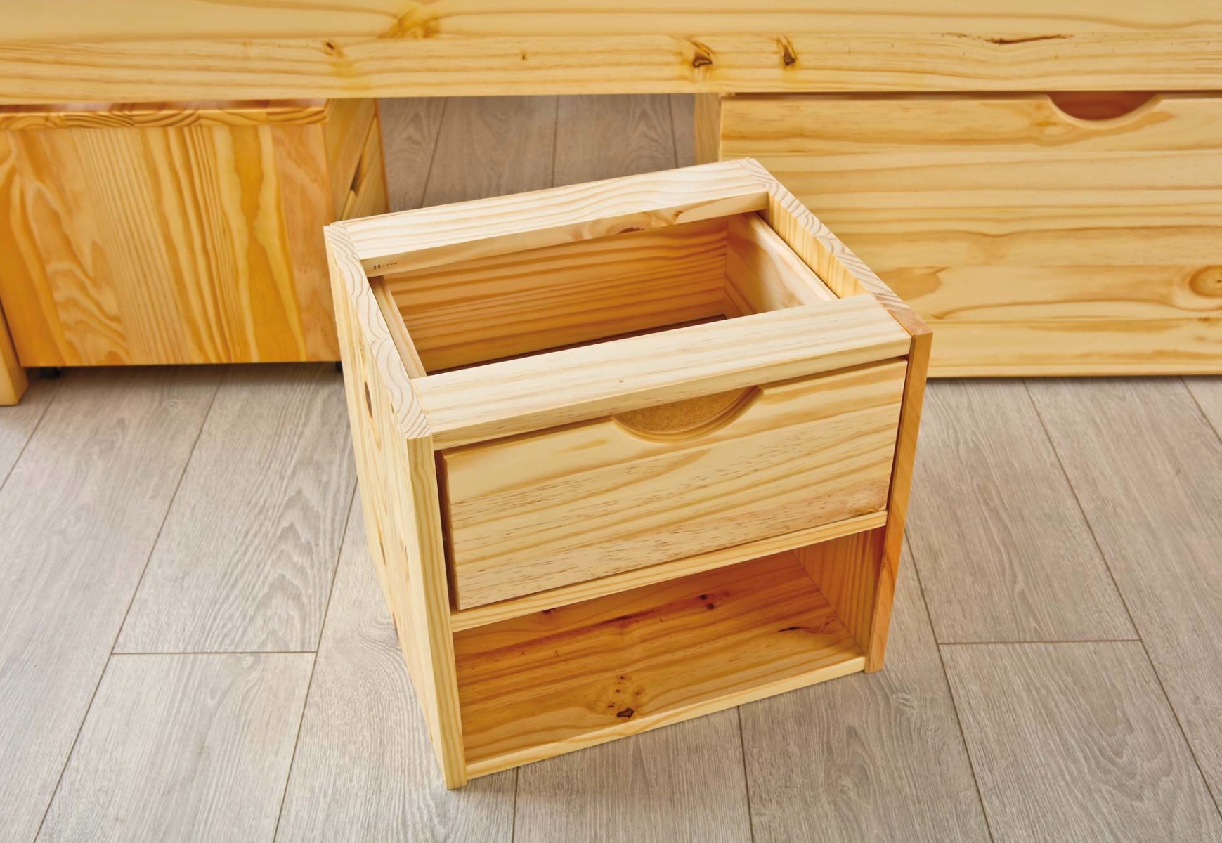 Letto con contenitore e comodino incluso