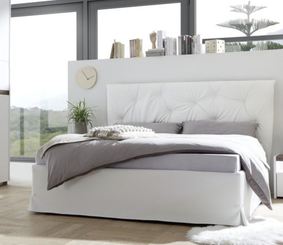 Camera matrimoniale con letto in ecopelle tabacco, armadio con anta noce dark H.248 e comodini bianchi opachi