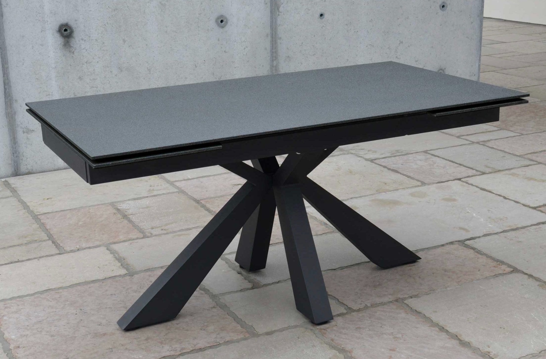 Tavolo di design allungabile con piano in vetro ceramica finitura pietra nera