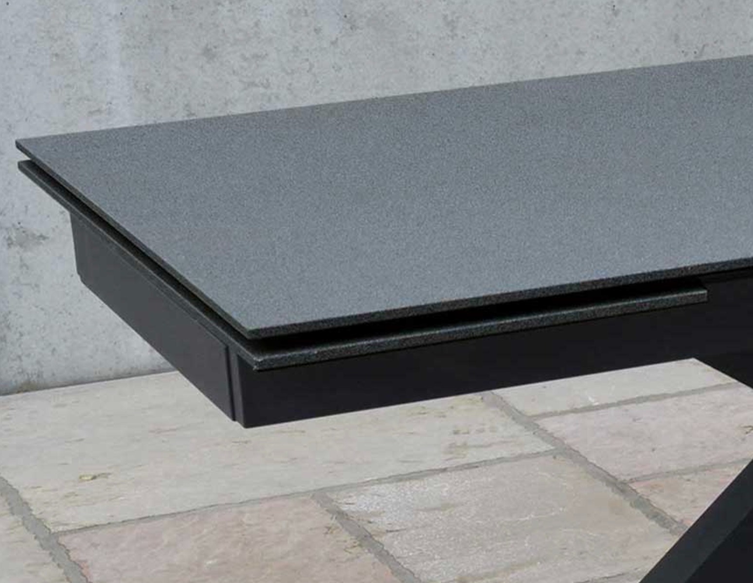 Tavolo di design allungabile con piano in vetro ceramica finitura pietra nera