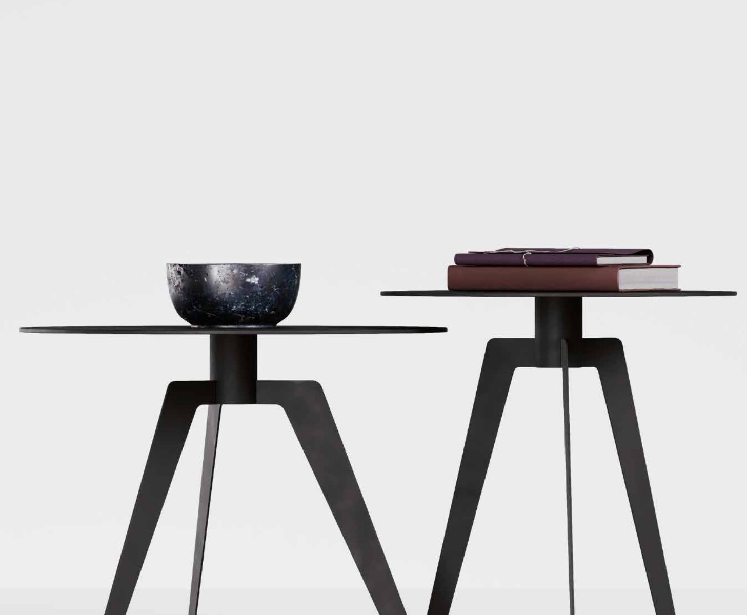 Coppia di tavolini moderni, di design, metallo nero, made in Italy