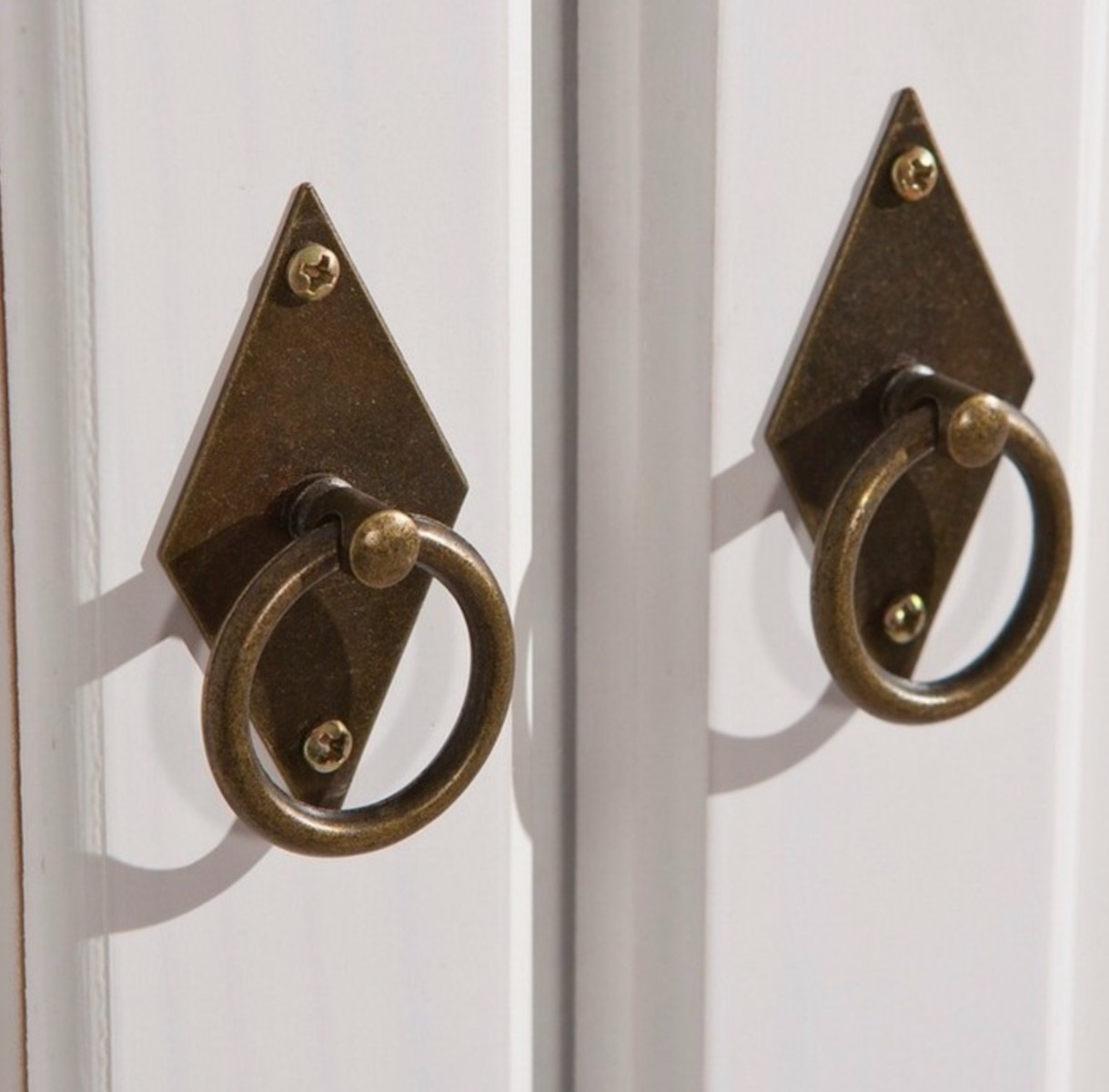 Armadio due ante + due cassetti in pino massello verniciato ad acqua bianco