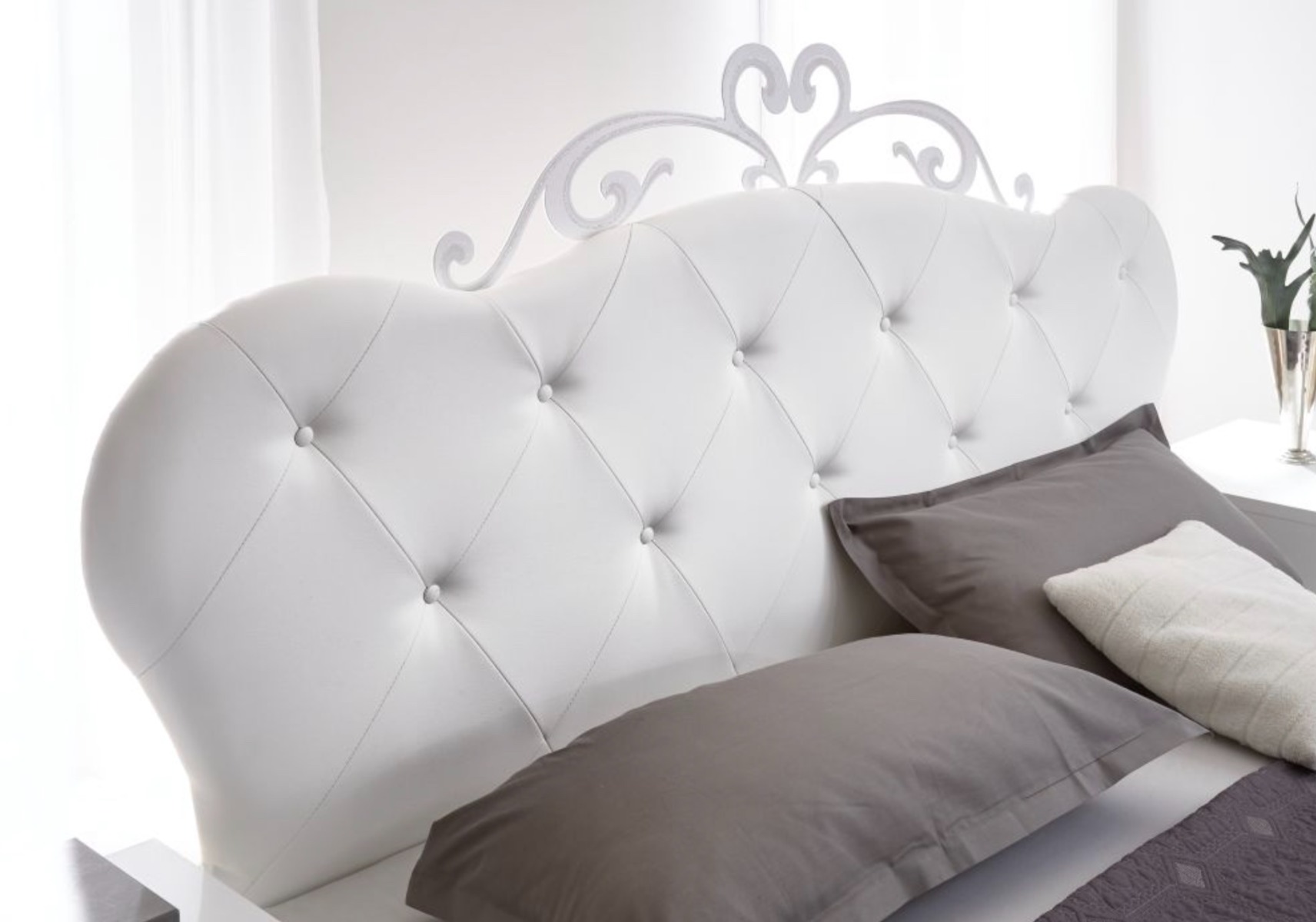 Letto moderno e di design, in legno e tessuto bianco