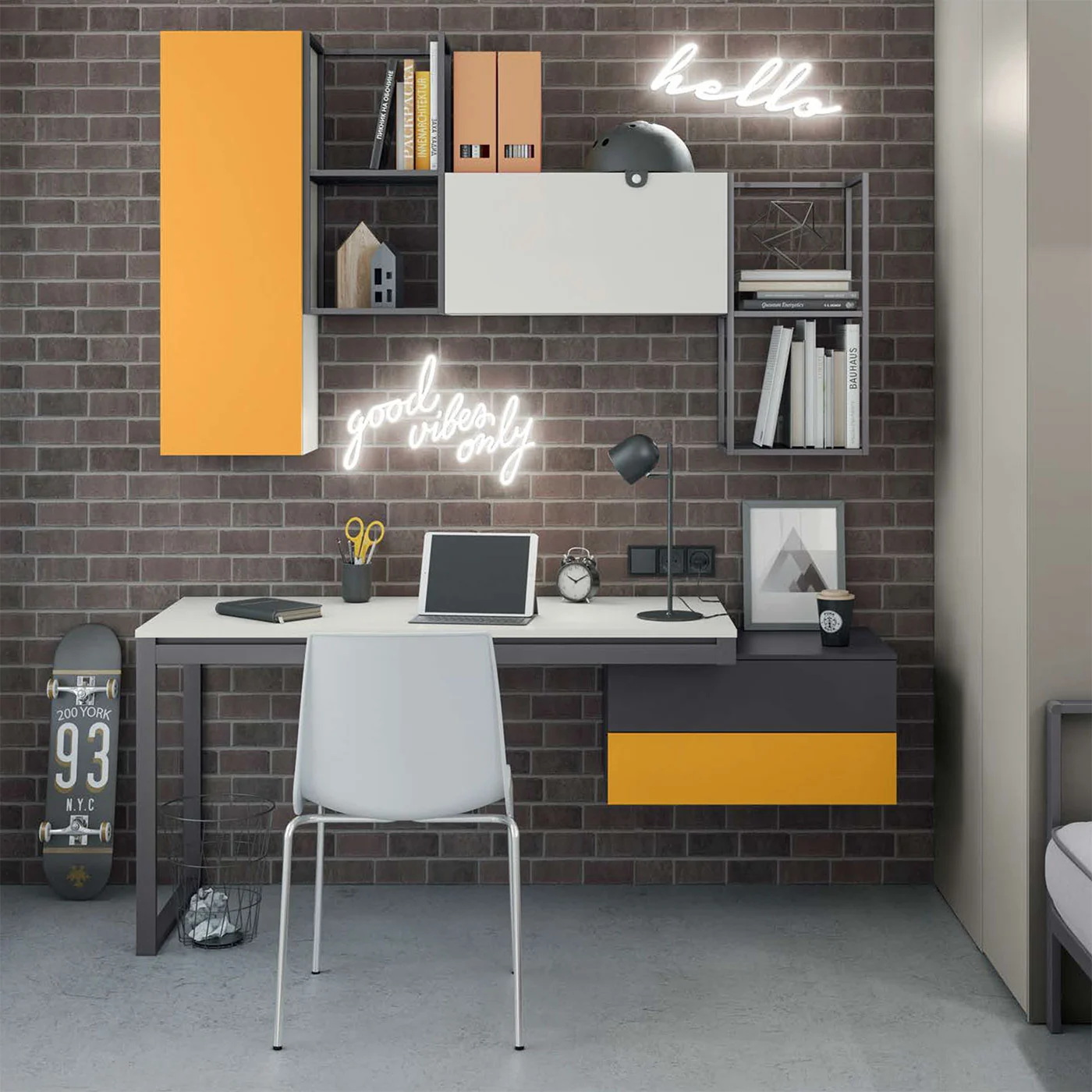 scrivania bianca e gialla