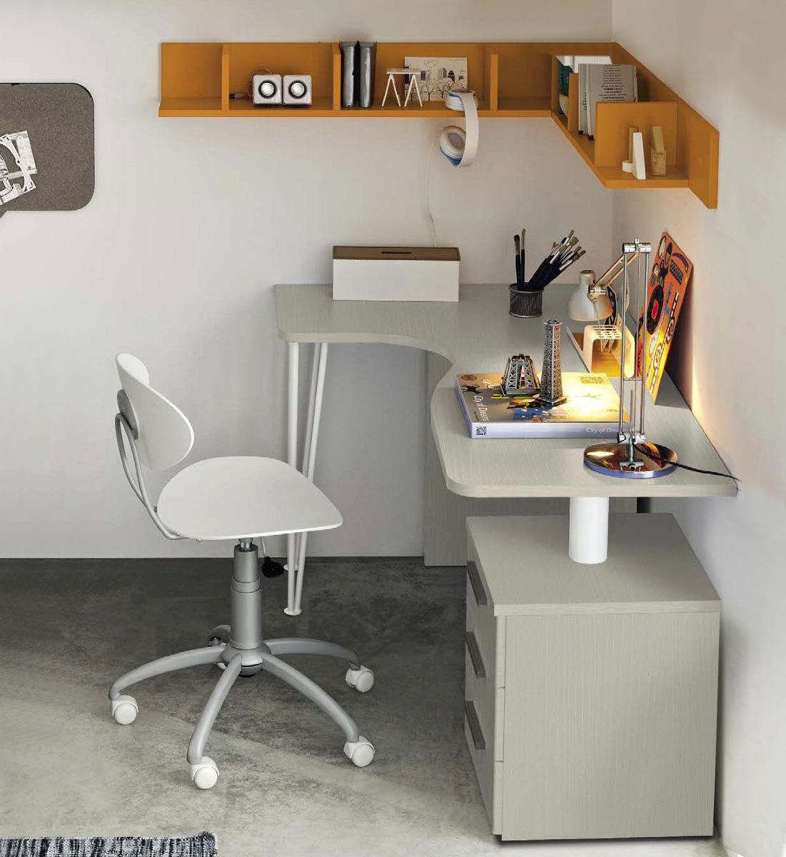 Scrivania angolare con cassettiera e piano sagomato, finitura Rovere dorian