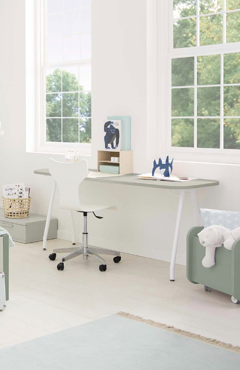 Scrivania moderna con piano Rovere dorian e gambe bianche