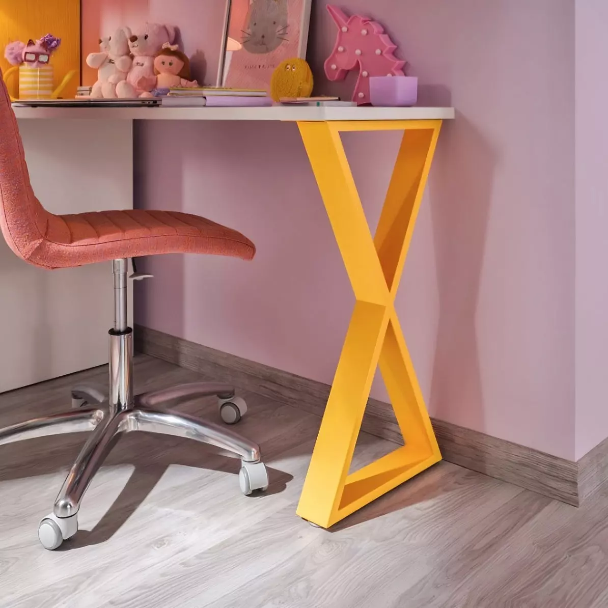 scrivania lilla e gialla