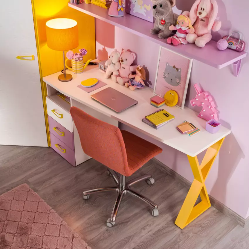 scrivania lilla e gialla