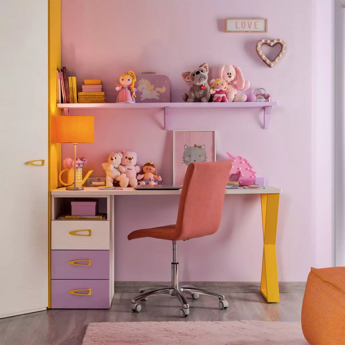 scrivania lilla e gialla