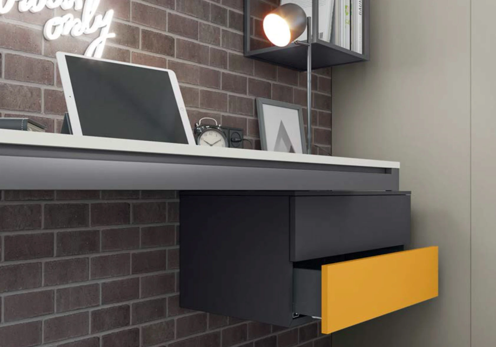 scrivania bianca e gialla