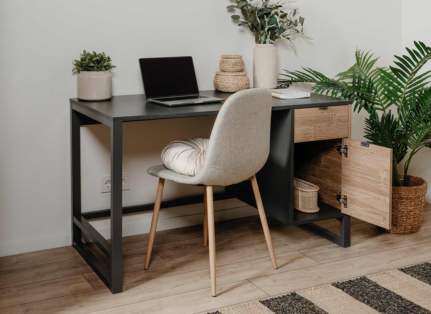 Scrivania in stile nordico in finitura antracite e bamboo