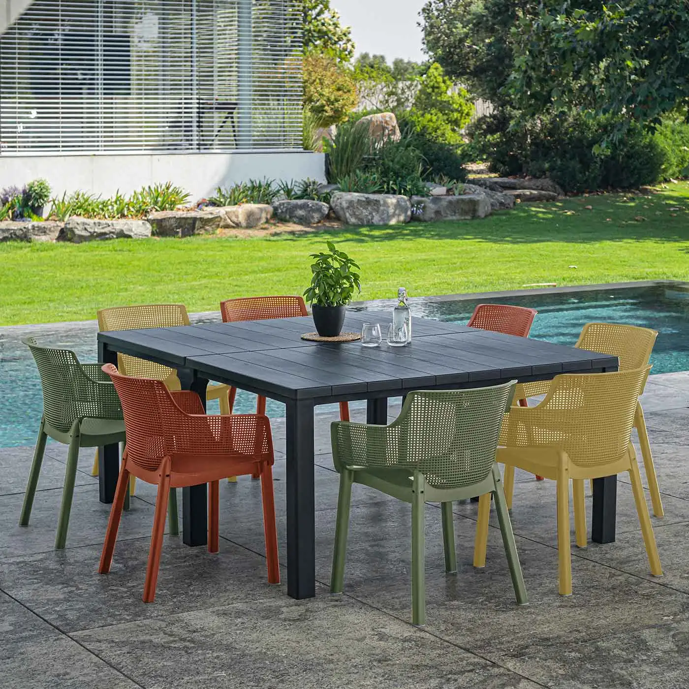 sedie colorate esterno