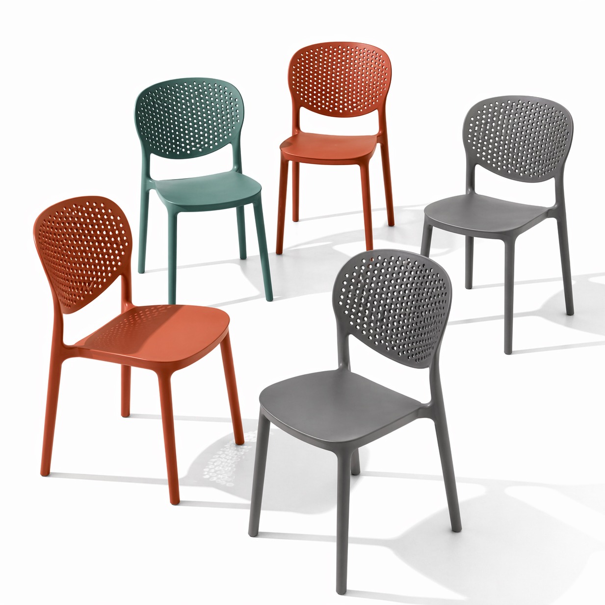 Sedia traforata in polipropilene, disponibile in tanti colori