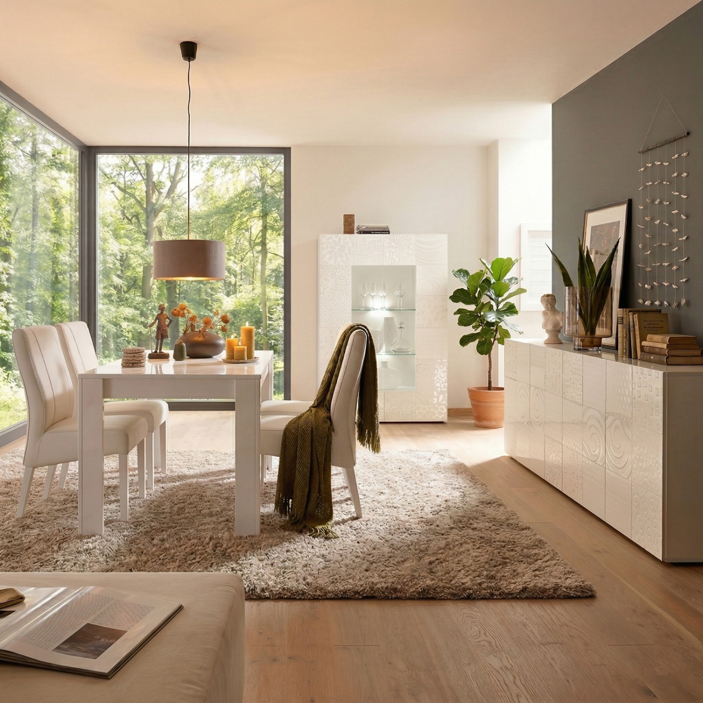 Sala completa di tavolo, madia e vetrina in bianco laccato lucido serigrafato