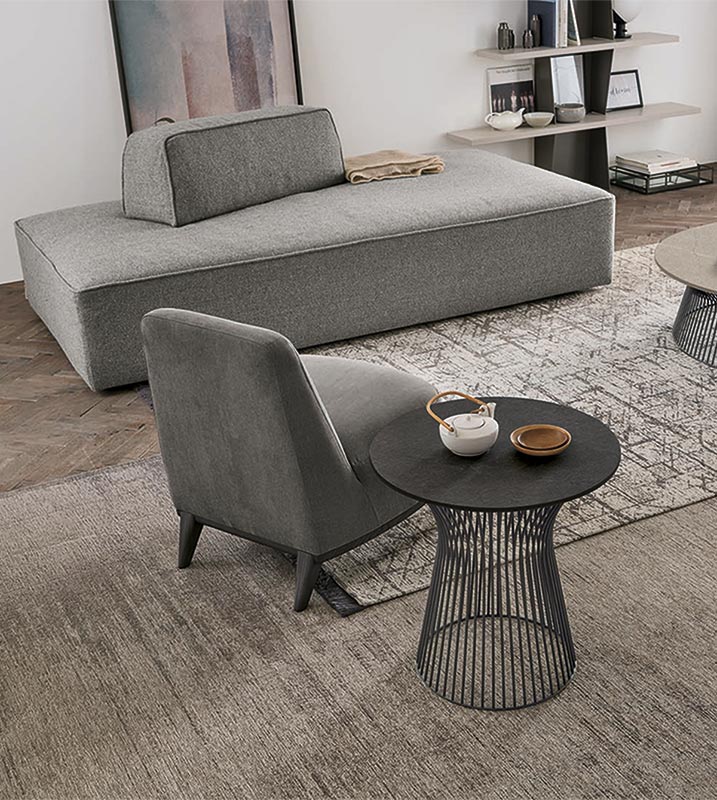 Tavolino da salotto rotondo con struttura in metallo