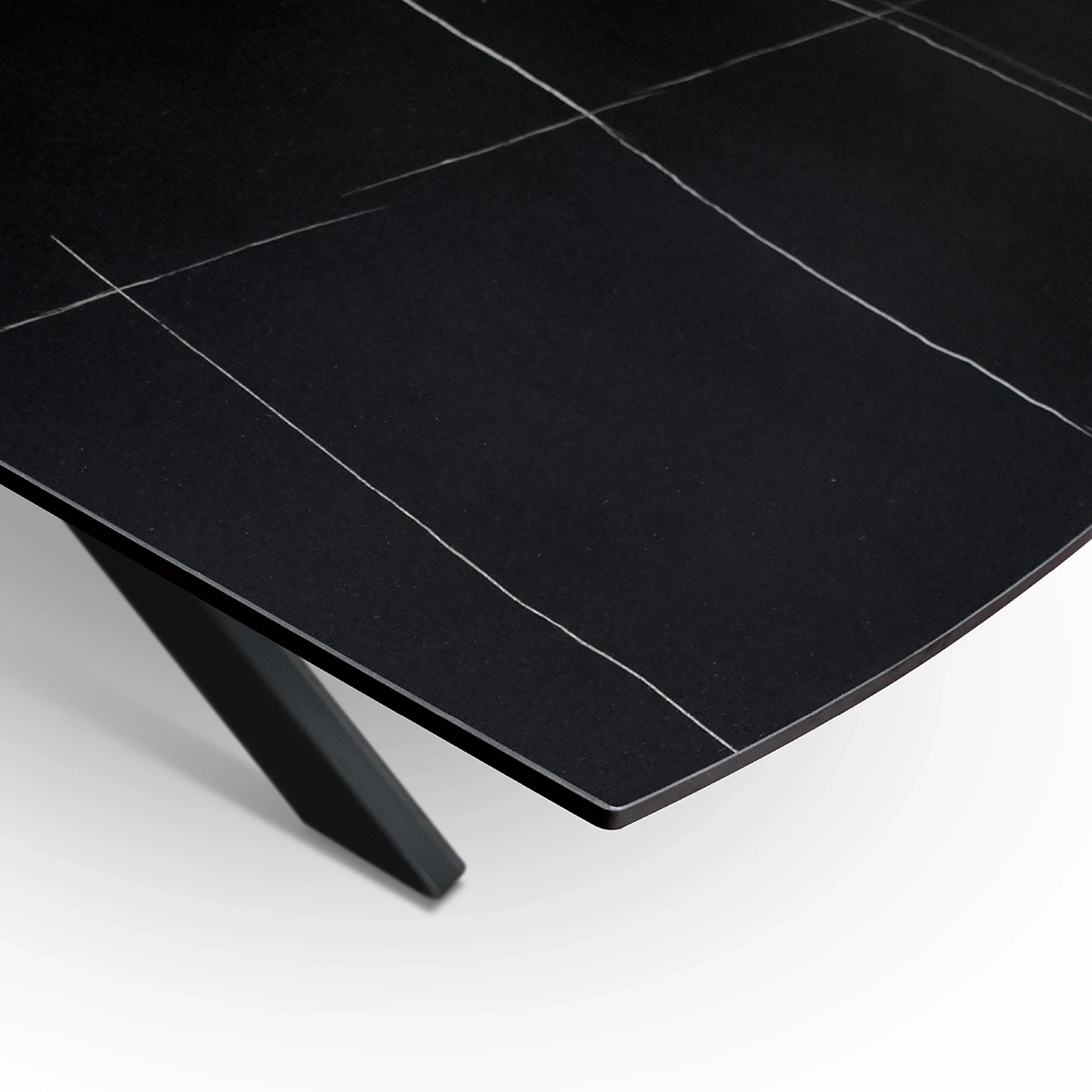 Tavolo moderno 150 x 90 cm, con piano in ceramica finitura Marmo Nero 