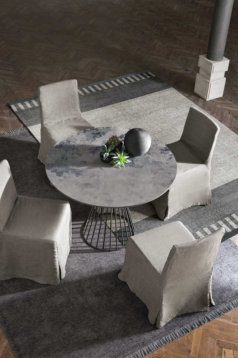 Tavolo tondo con piano in grafica e struttura in metallo antracite 